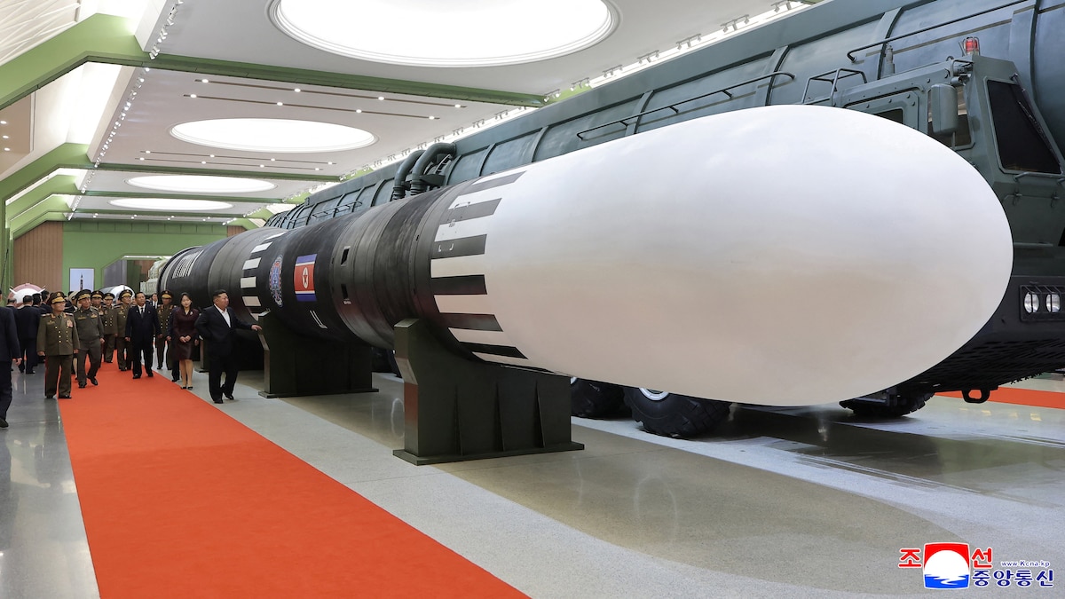 El dictador norcoreano Kim Jong Un exhibió el misil Hwasong-20, con capacidad para alcanzar Estados Unidos