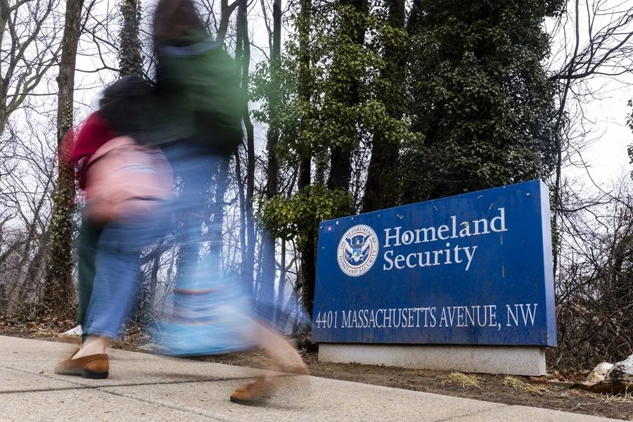 Estados Unidos acelera el proceso para retirar el estatus a los refugiados en el país