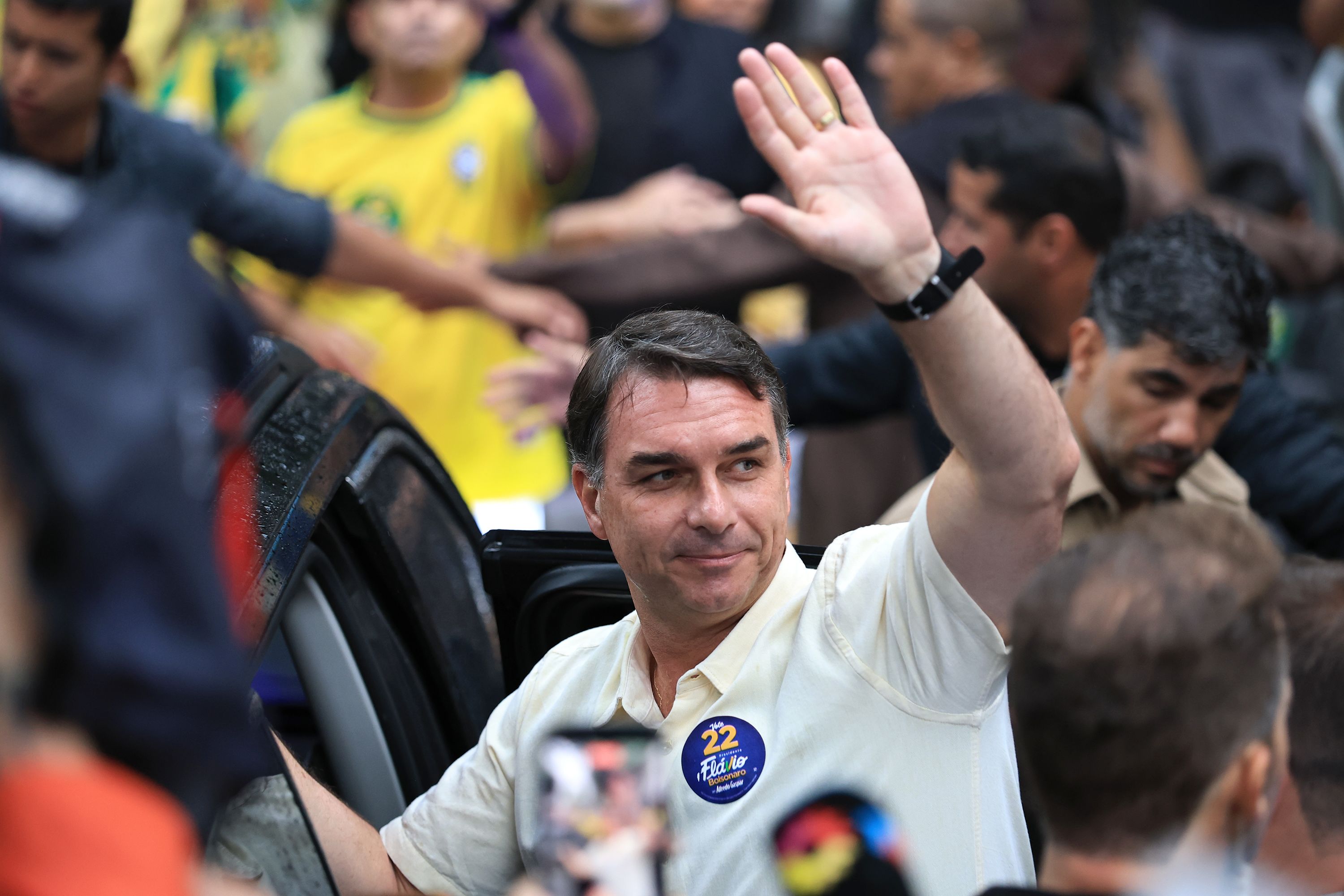 Flávio Bolsonaro estaría camino a Estados Unidos mientras la Policía Federal lo busca, según una fuente cercana