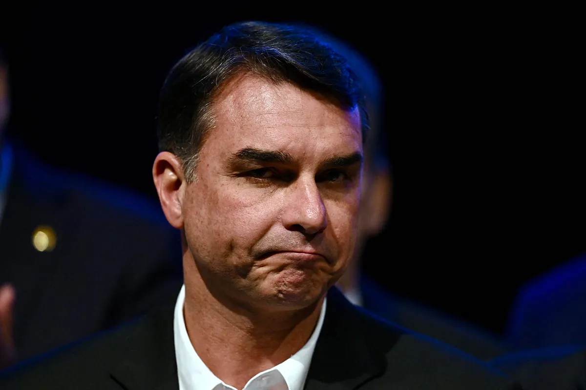 Flávio Bolsonaro huye de Brasil y vuela desde Argentina con destino Florida, según fuentes oficiales de EEUU
