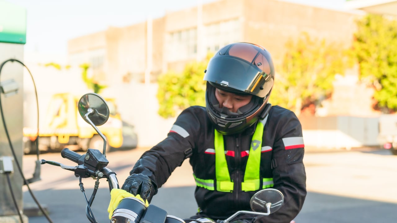 No usar chaleco reflectivo en moto sale caro en Colombia: conozca la sanción